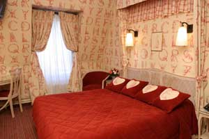 Comfort double with city view, french bed, and private facilities (shower)